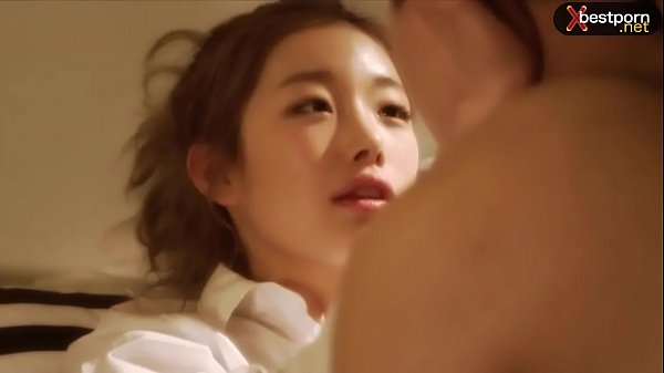 Cặp đôi nhẹ nhàng trao nhau những nụ hôn trên cơ thể một cách thật sexy