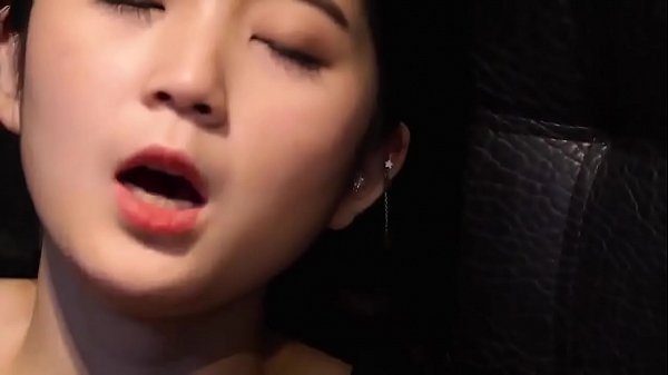 Em gái dễ thương đang xem sex rồi thủ dâm thì bị anh trai phát hiện…
