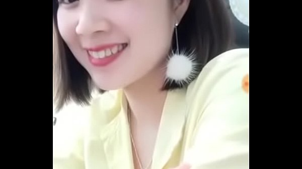 Em nhân viên xinh đẹp cố tình khoe ngực